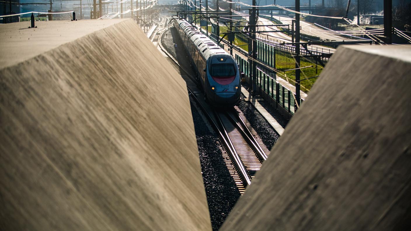 Un treno in transito al portale sud di Pollegio della galleria di base 
