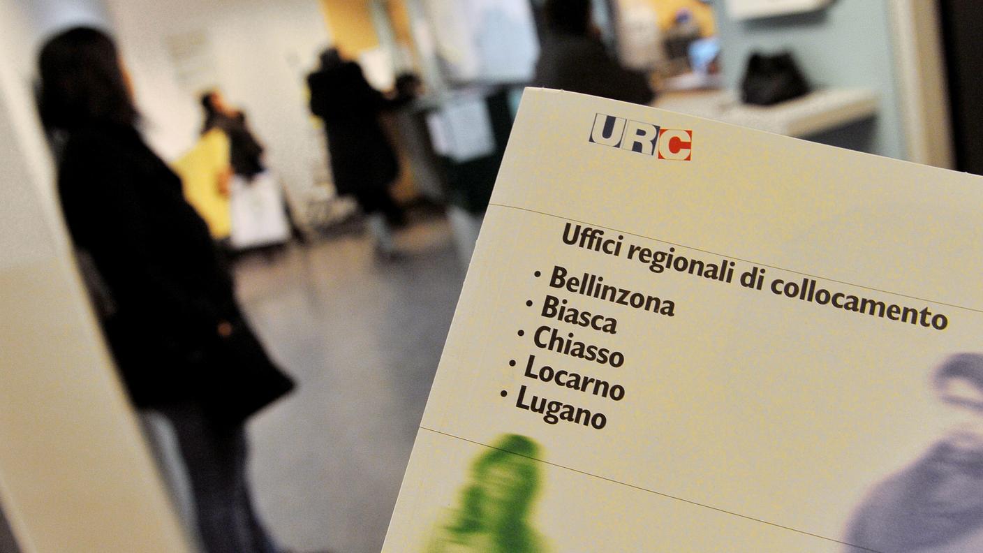 Un opuscolo informativo sulla ricerca di impiego distribuito dagli uffici di collocamento