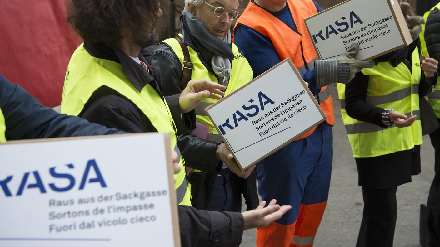 La consegna delle firme a sostegno dell'iniziaitva nell'ottobre 2015