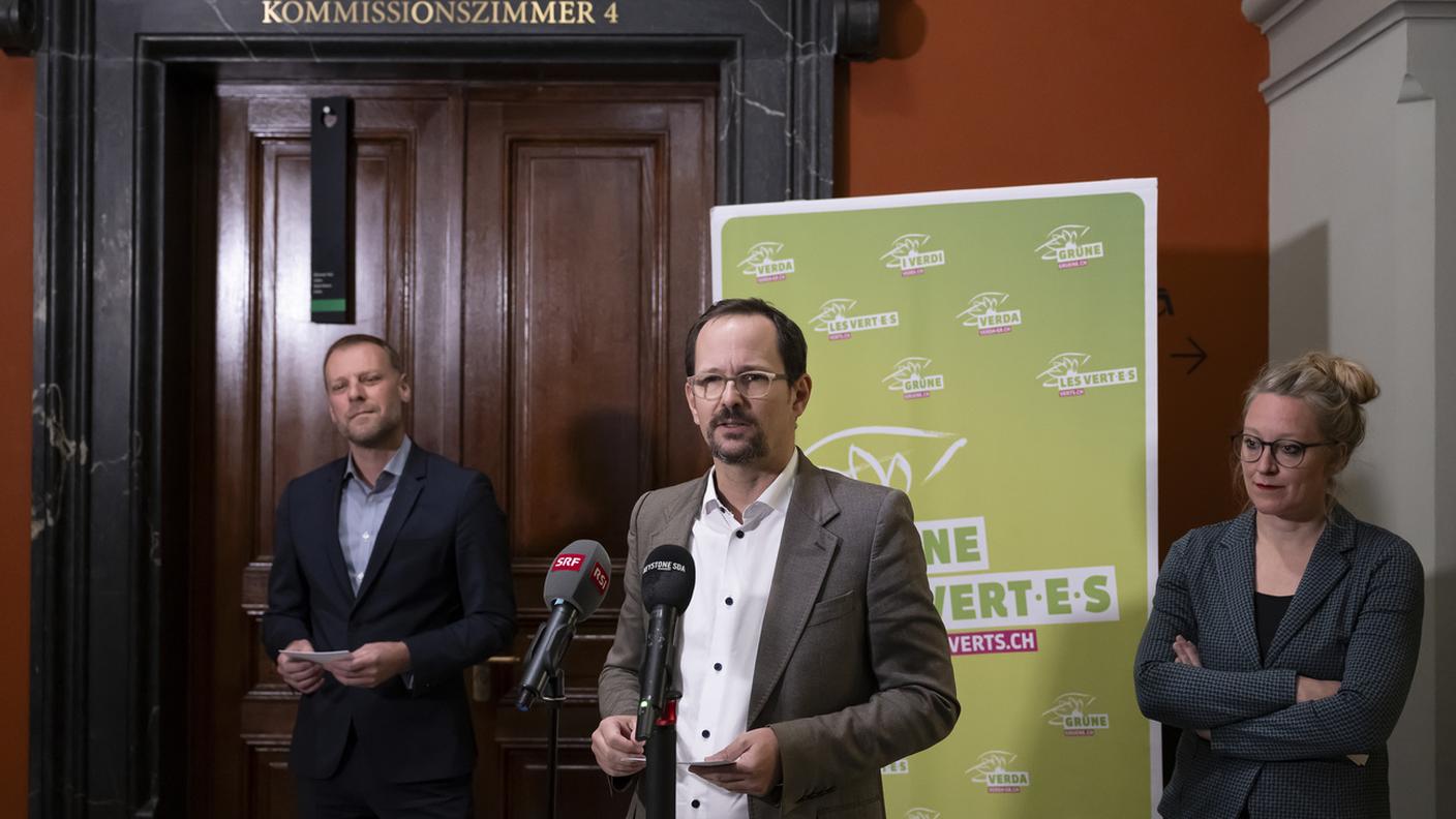 Il presidente dei Verdi Balthasar Glättli durante l'annuncio alla stampa