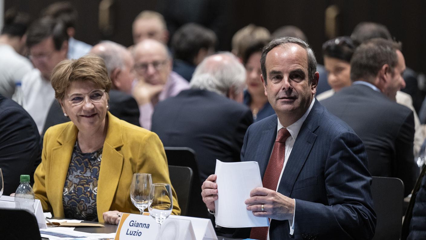 Il presidente del Centro Gerhard Pfister a Thun per l'assemblea dei delegati; al suo fianco la consigliera federale Viola Amherd