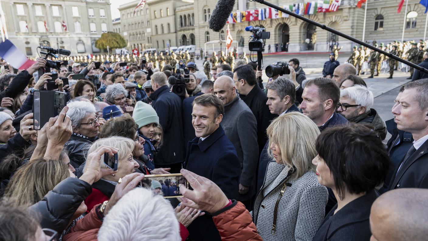 Il presidente Macron accolto dalla folla in Piazza federale