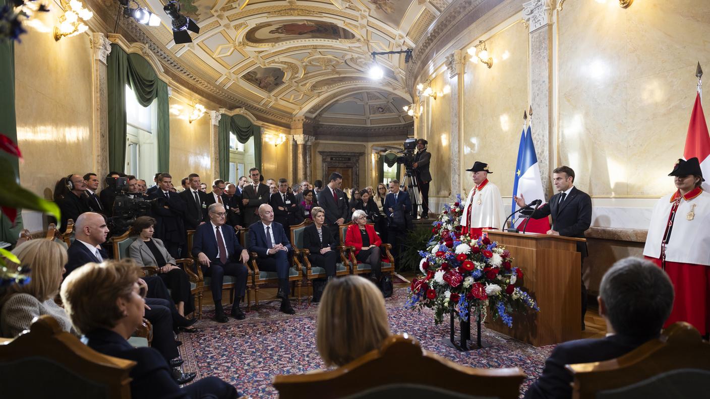 Emmanuel Macron tiene un discorso alla conferenza stampa a Palazzo federale a Berna