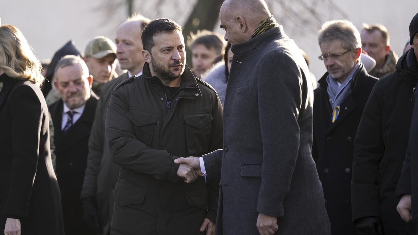Stretta di mano tra Zelensky e Berset