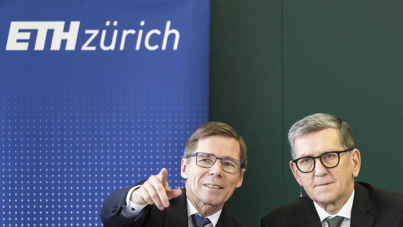 La presentazione con Joel Mesot, presidente dell'ETH di Zurigo, a sinistra , e Reinhold R. Geilsdoerfer della Fondazione Dieter Schwarz