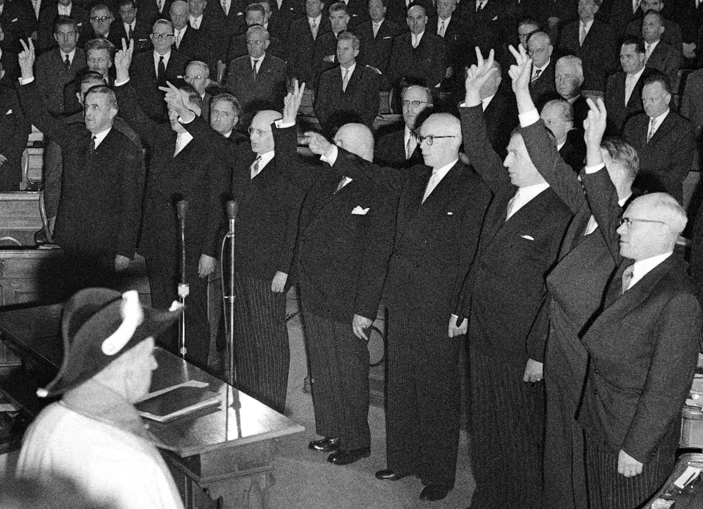 Il giuramento del primo Governo, nel dicembre del 1959, strutturato in base alla cosiddetta "formula magica": due seggi assegnati a ciascuna delle prime tre formazioni politiche e uno alla quarta