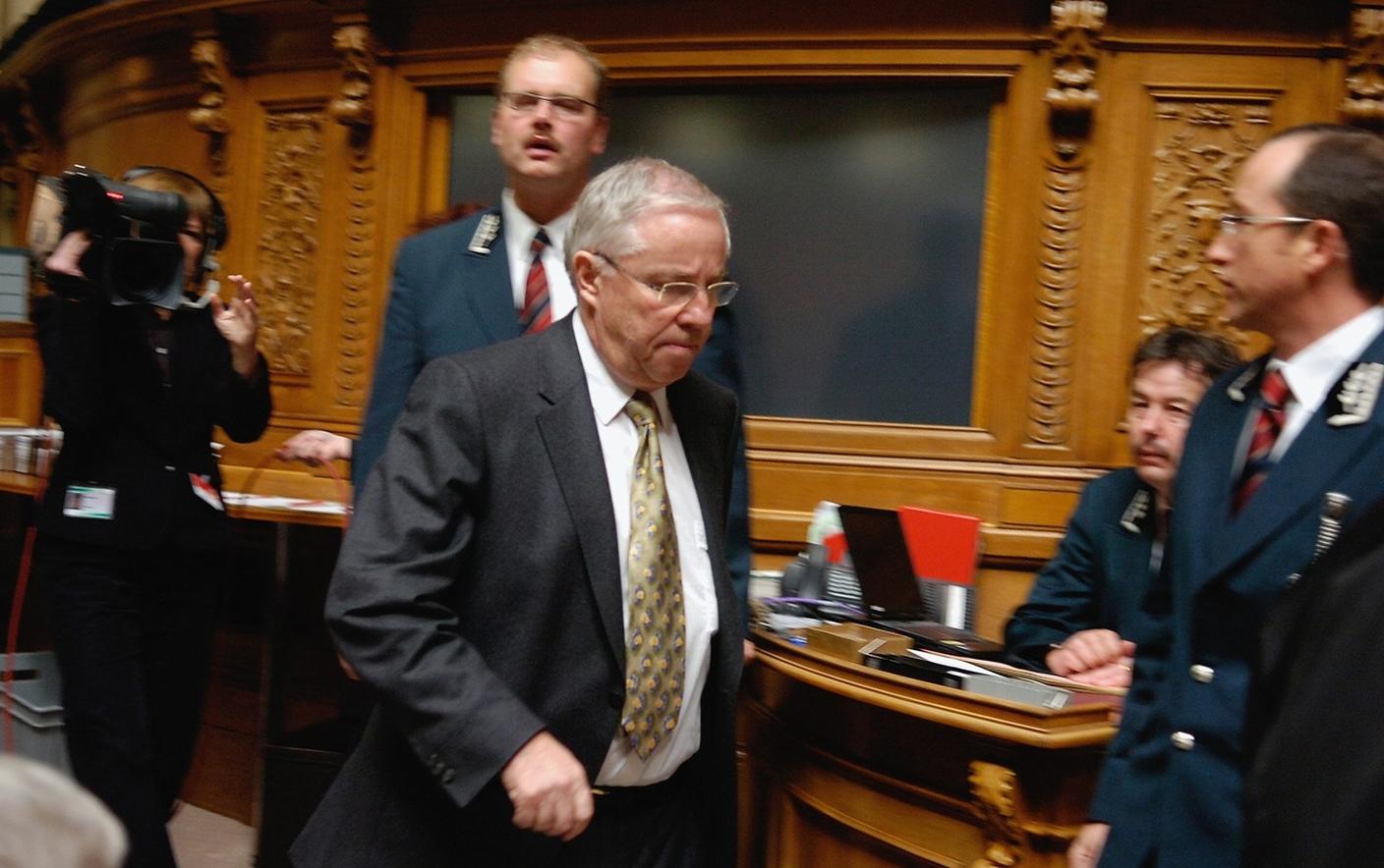 La "formula magica" in crisi aperta: un Christoph Blocher visibilmente contrariato, dopo la sua estromissione dal Governo nel dicembre 2007