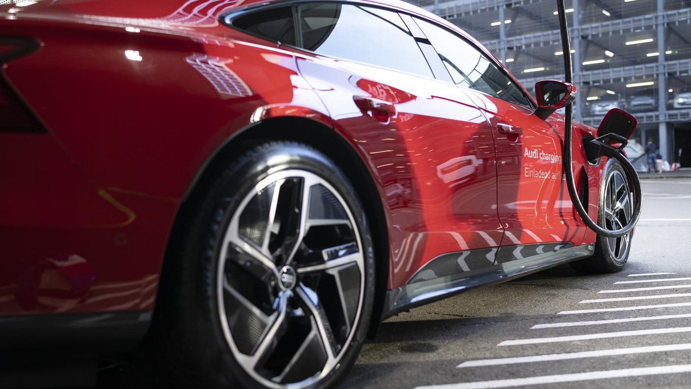 In Svizzera nel 2023 si sono aggiunte circa 4'000 altre stazioni di ricarica per auto elettriche come quest'Audi e-tron
