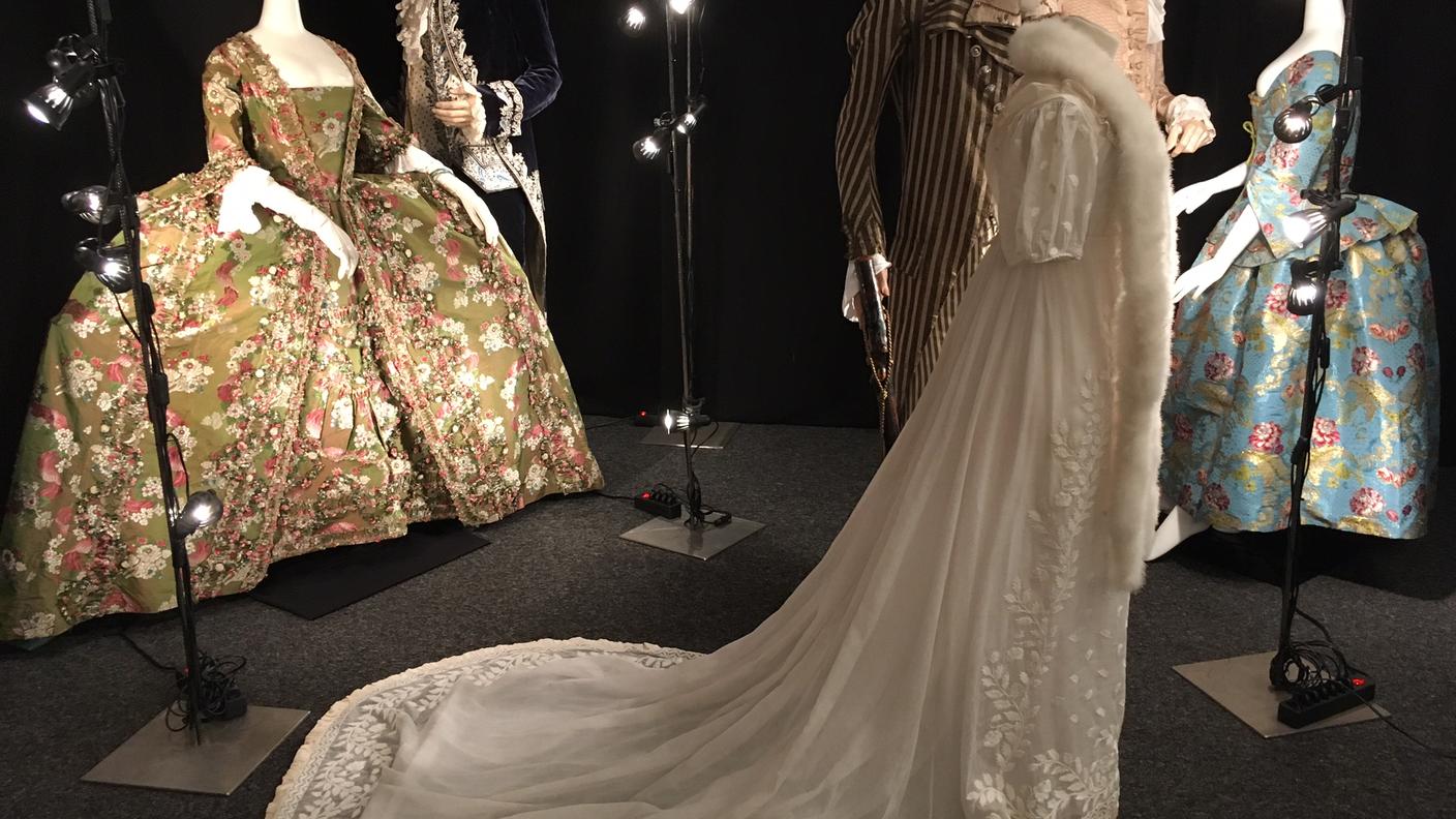 Un abito femminile d'epoca particolarmente vistoso