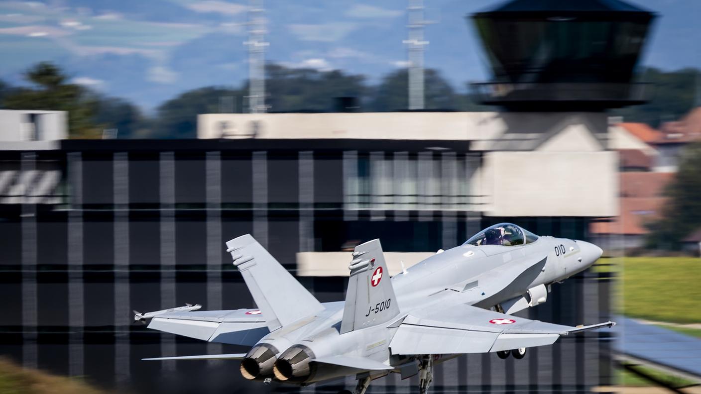 Un F/A-18 in volo alla base aerea di Payerne