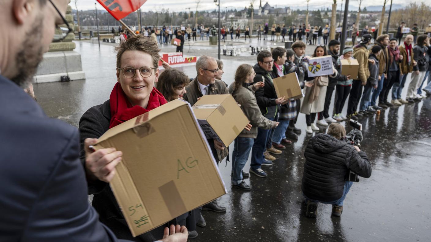 La consegna delle firme per l'iniziativa di Gioventù socialista giovedì mattina a Berna