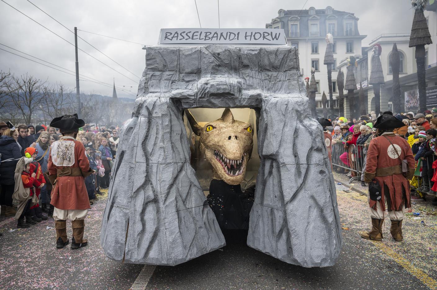 Uno dei gruppi sfila al carnevale di Lucerna