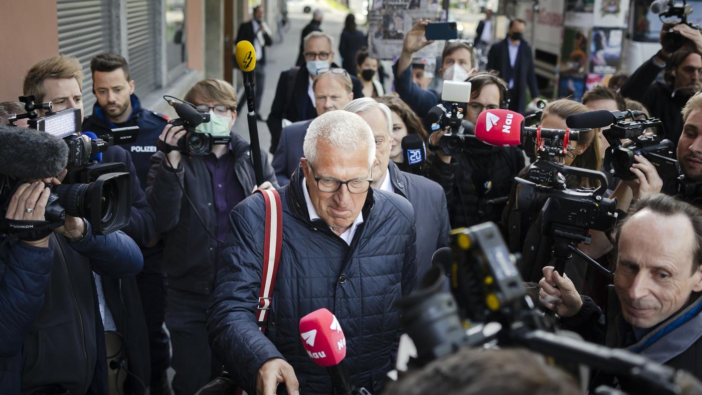 Per l'ex CEO di Raiffeisen Pierin Vincenz un martedì agro-dolce: prima l'annullamento della condanna e poi il ricorso della procura