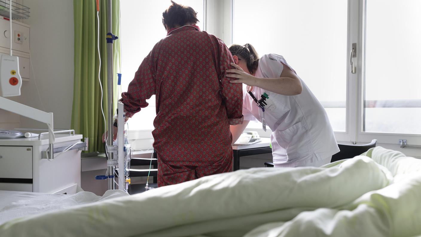 Quasi 400 dipendenti del personale curante lascia il lavoro ogni mese in Svizzera