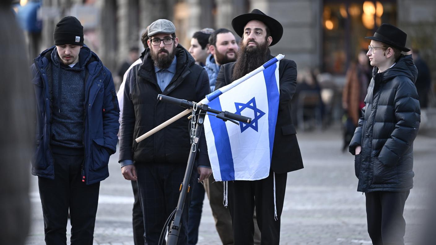 Manifestazione in Helvetiaplatz a Zurigo domenica, dopo l'accoltellemento di sabato sera