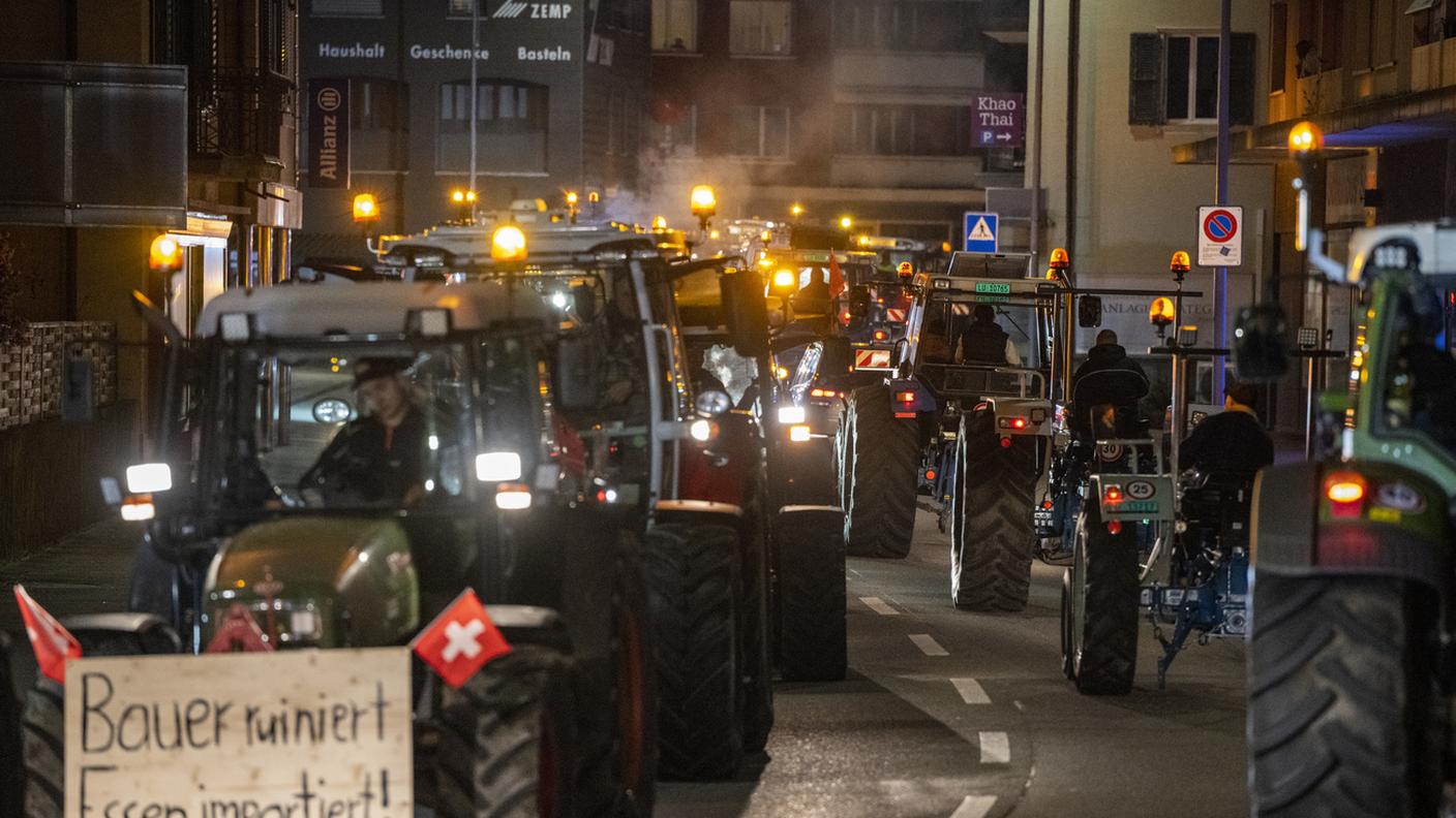La protesta dei contadini lucernesi con i loro trattori nelle strade dell'Entlebuch sabato