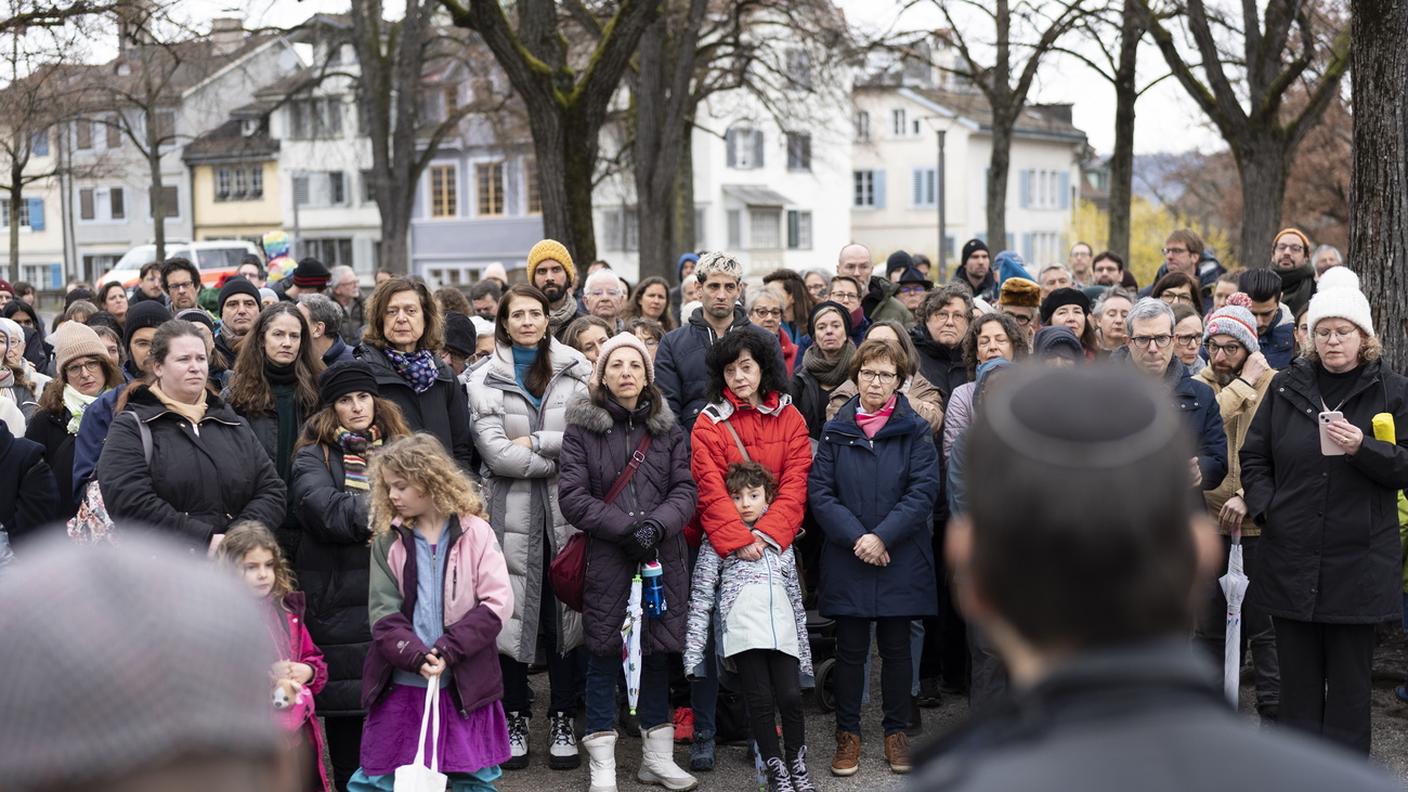 Alcune delle persone scese in piazza a Zurigo il 10 marzo 2024 contro l'antisemitismo
