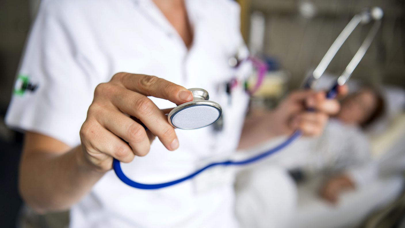 “Il numero di medici formati in Svizzera non è sufficiente a coprire il fabbisogno”, ammonisce la FMH in una nota