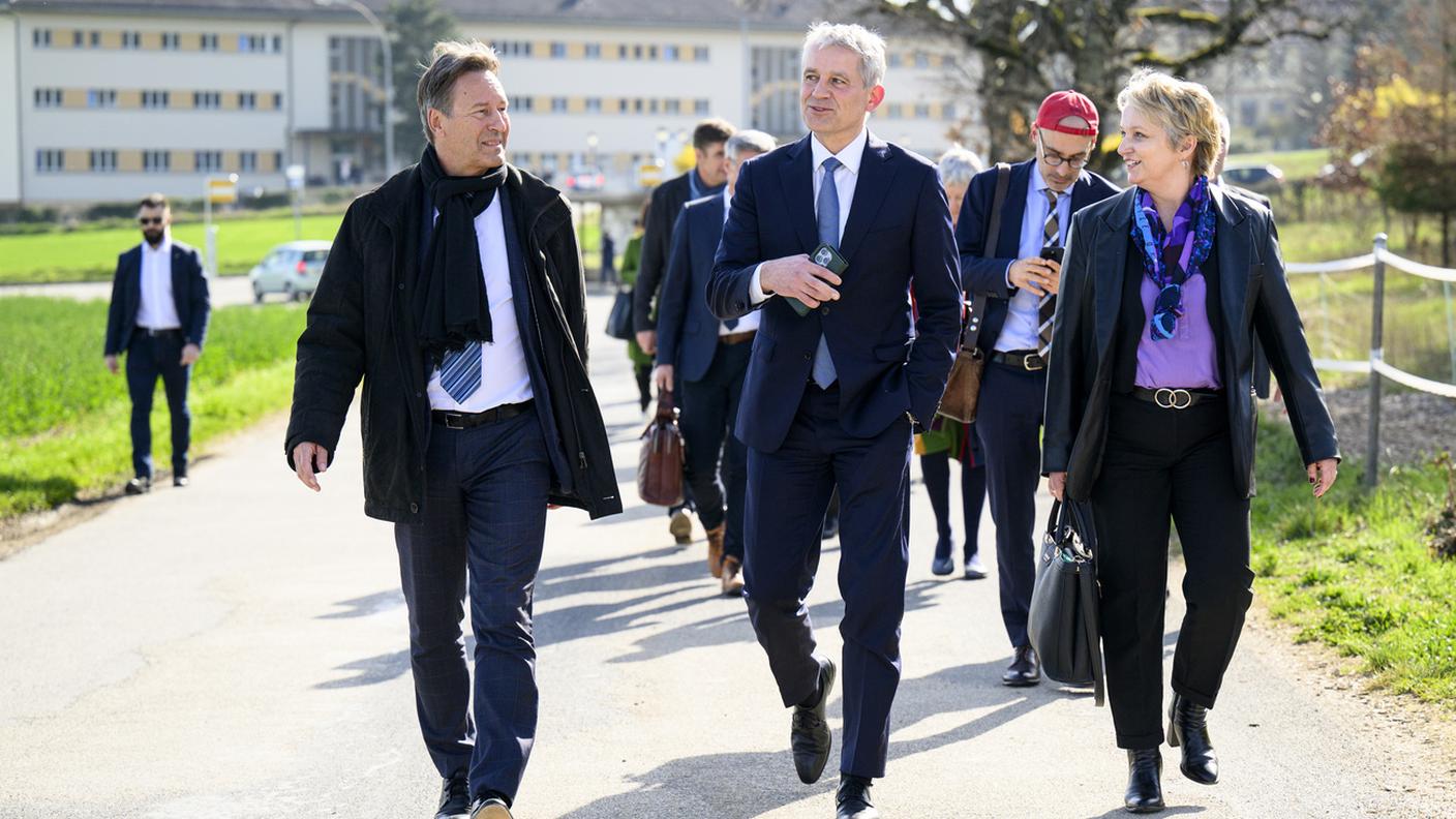 Il consigliere federale Beat Jans con i consiglieri di Stato neocastellani Alain Ribaux, a sinistra, e Florence Nater