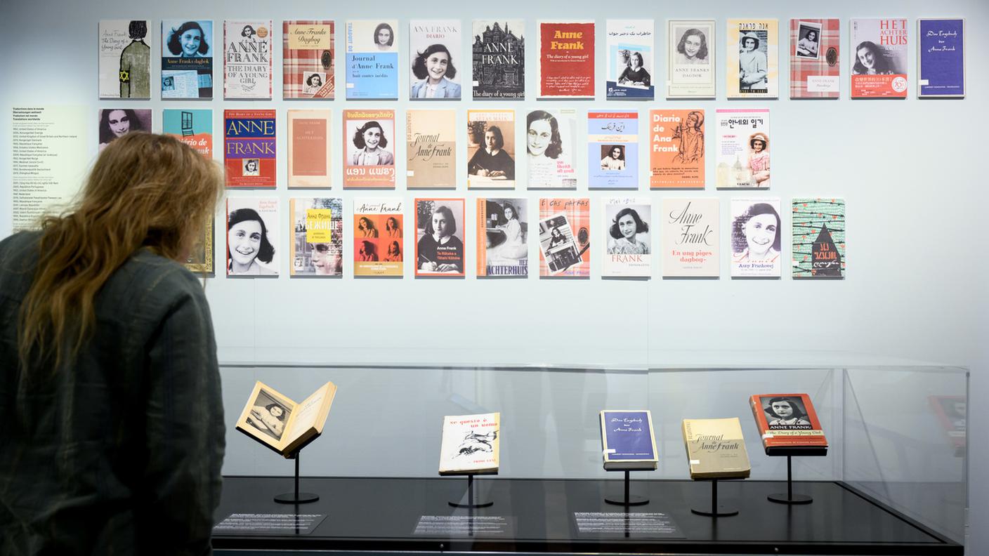 La mostra utilizza il "Diario di Anne Frank" come punto di riferimento per raccontare i 735 giorni trascorsi dalla famiglia nascosta ad Amsterdam, fino alla tragica scoperta e deportazione nel 1944