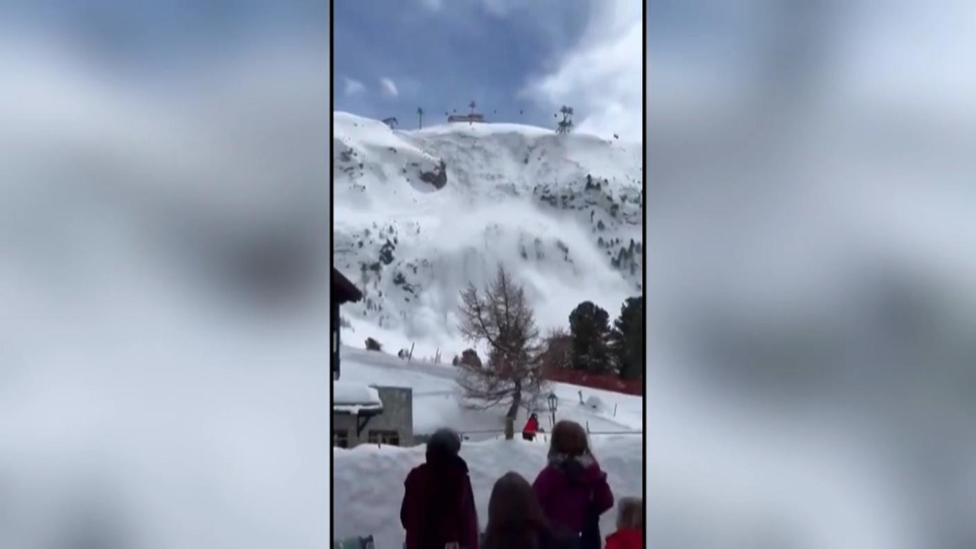 Il momento della slavina ripreso da un telefonino