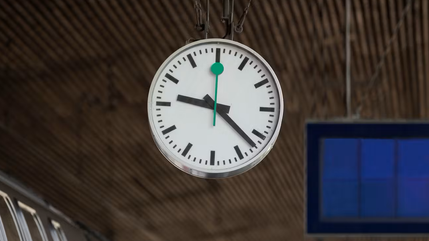 Le FFS sottolineano il loro impegno, colorando di verde le lancette dei secondi di uno degli orologi alla stazione centrale di Zurigo e alle stazioni di Losanna e Bellinzona