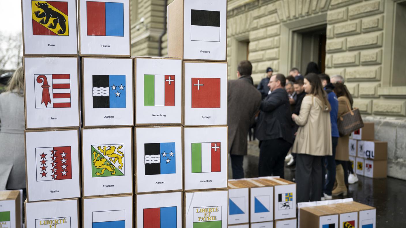 Le firme delle due iniziative del Centro erano state depositate a Berna il 27 marzo scorso