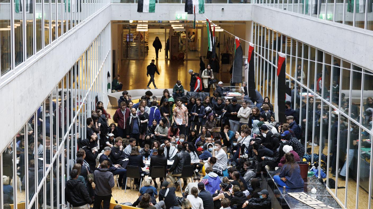 Ai manifestanti è stato concesso di restare nei locali occupati fino a lunedì