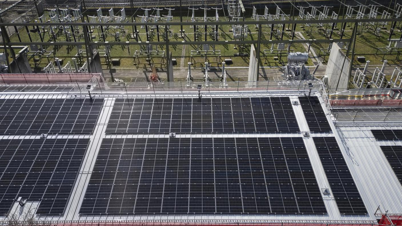 Un impianto solare sul tetto di una centrale elettrica nel canton Zurigo