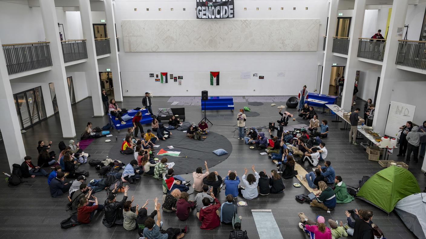 La protesta al Politecnico di Losanna martedì da parte di studenti a sostegno della causa palestinese