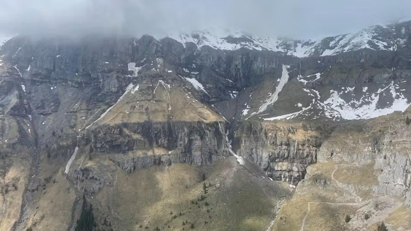 Il pendio sopra l'Oeschinensee (Kandersteg/BE) dove è giovedì pomeriggio è morto un escursionista