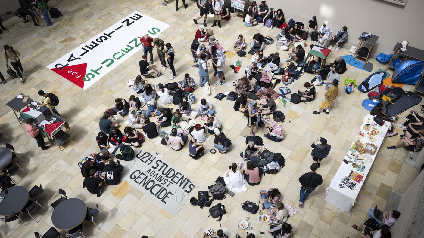 I manifestanti nella hall dell'Università di Zurigo 
