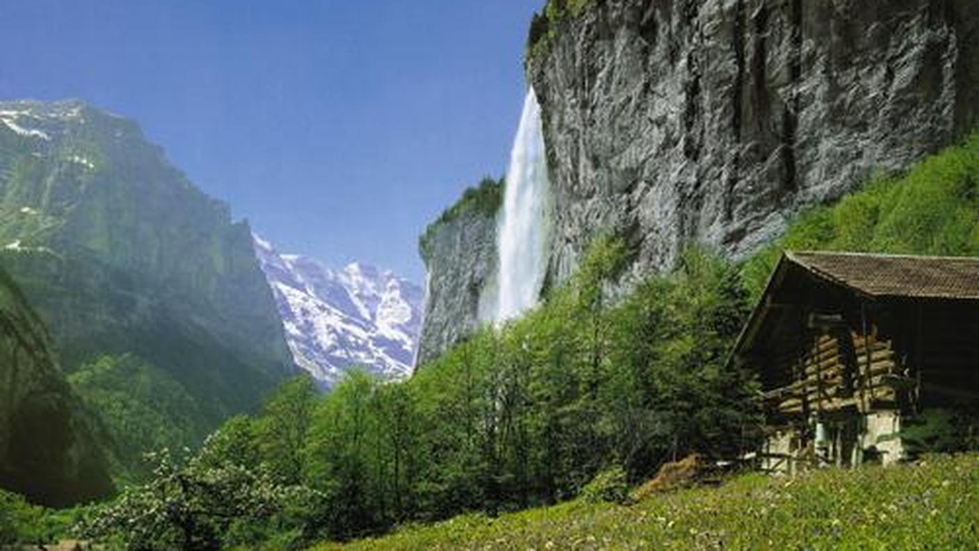 Le cascate dello Staubbach presso Lauterbrunnen, con vista sul grande ghiacciaio dell'Aletsch