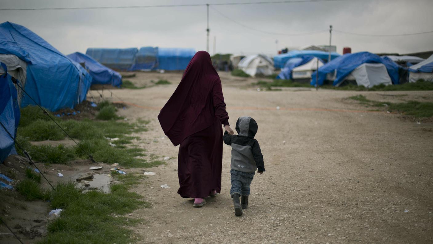 Una madre con suo figlio nel campo di Roj, in Siria