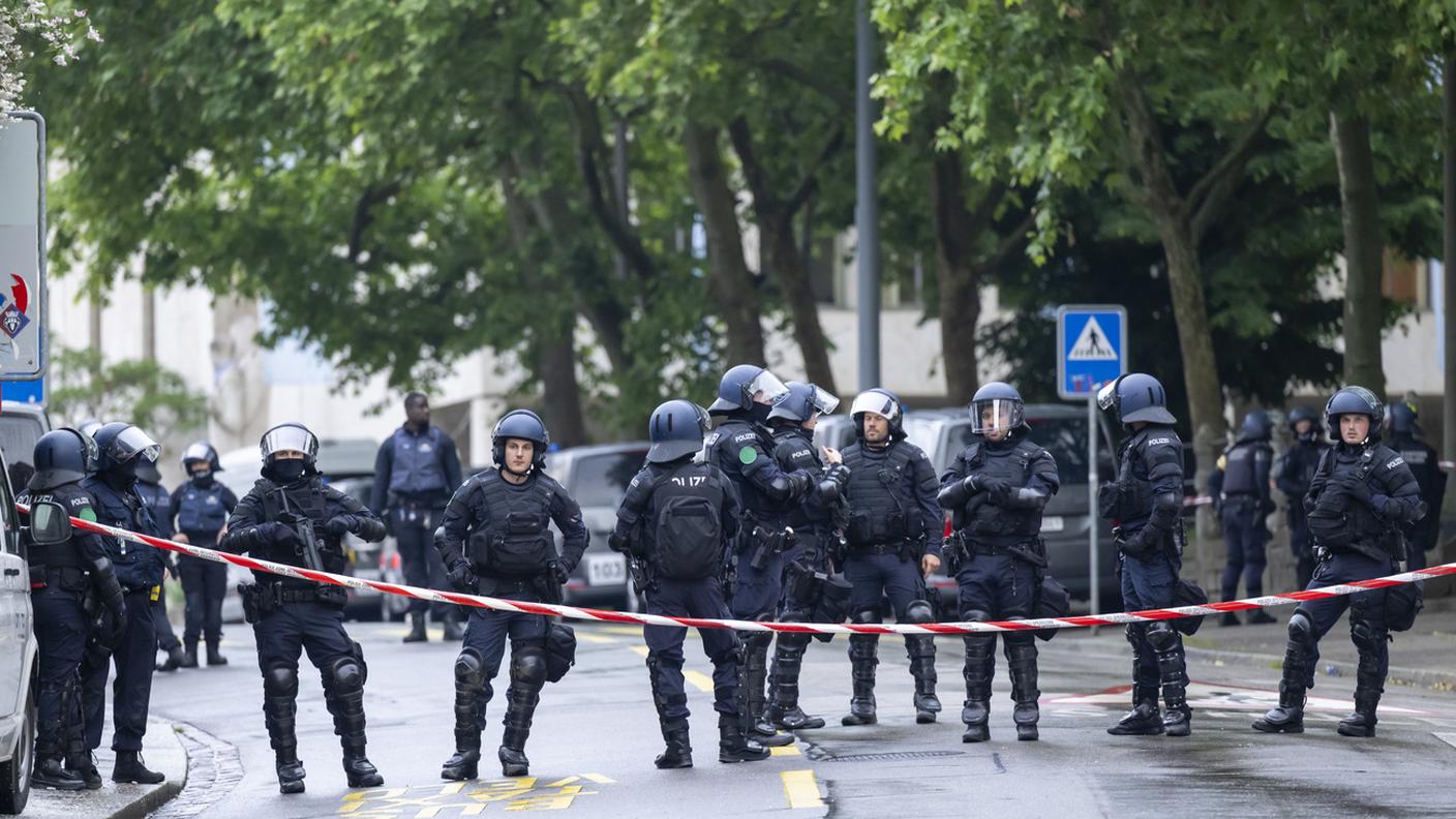 Gli agenti della polizia basilese in tenuta antisommossa pronti a intervenire all'università lunedì mattina