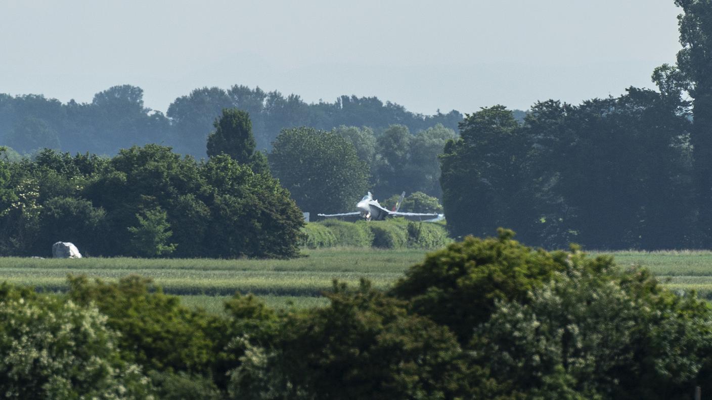 Un caccia F/A-18 atterra sull'autostrada A1 vicino a Payerne durante l'esercitazione dell'esercito Alpha Uno