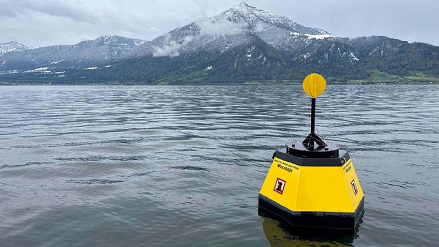 A questa boa è ancorato l’Aquascope nel lago di Zugo