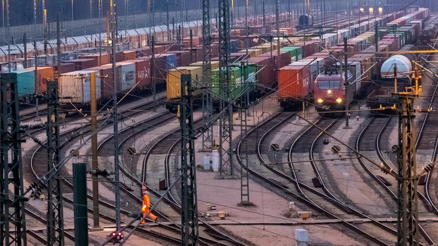 Nel 2023 i viaggi con camion attraverso le Alpi sono stati oltre i 900'000; l'obiettivo di lungo periodo vorrebbe portarli ad un massimo di 650'000
