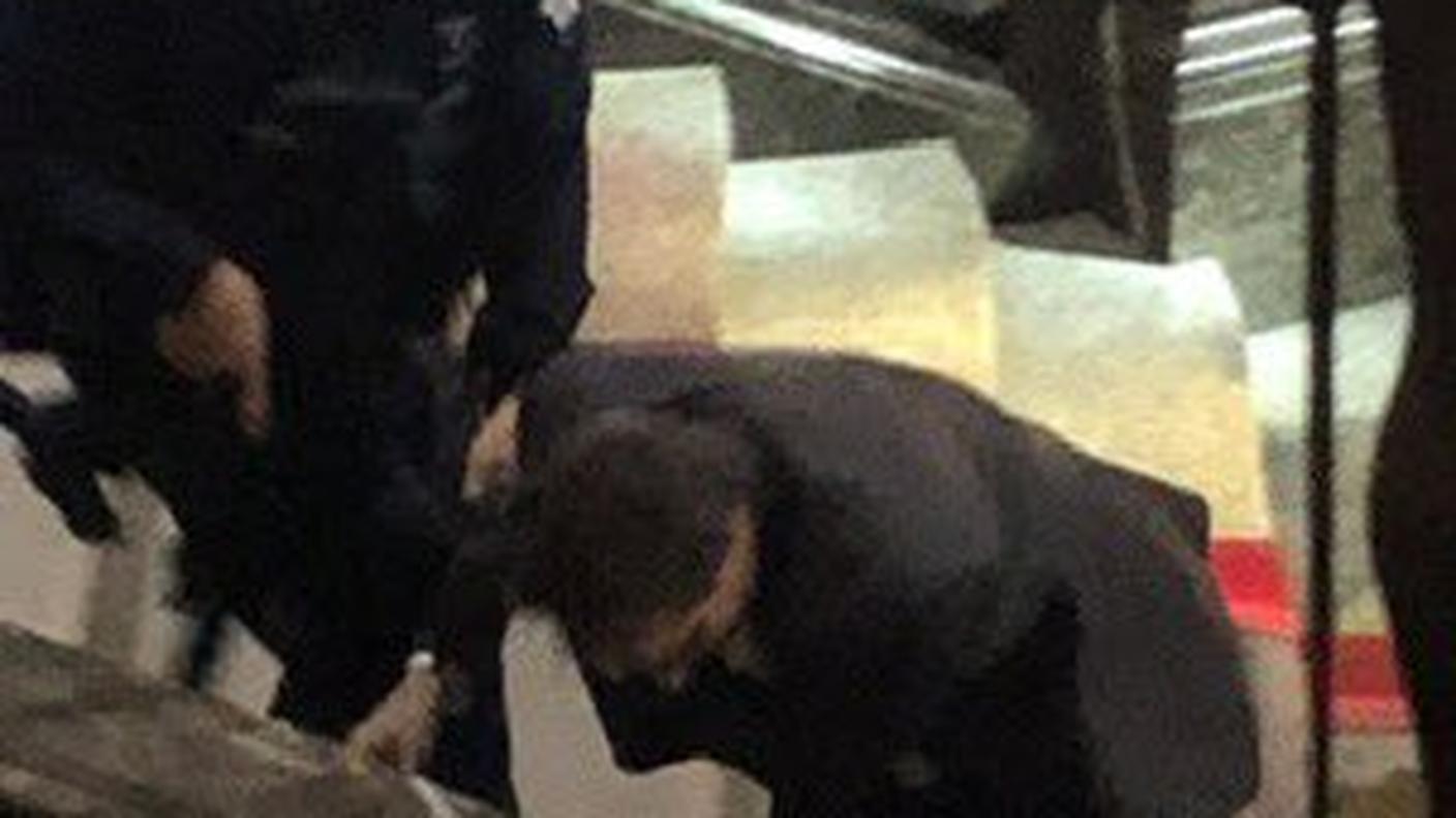 Il capogruppo UDC Thomas Aeschi stoppato da un agente della fedpol