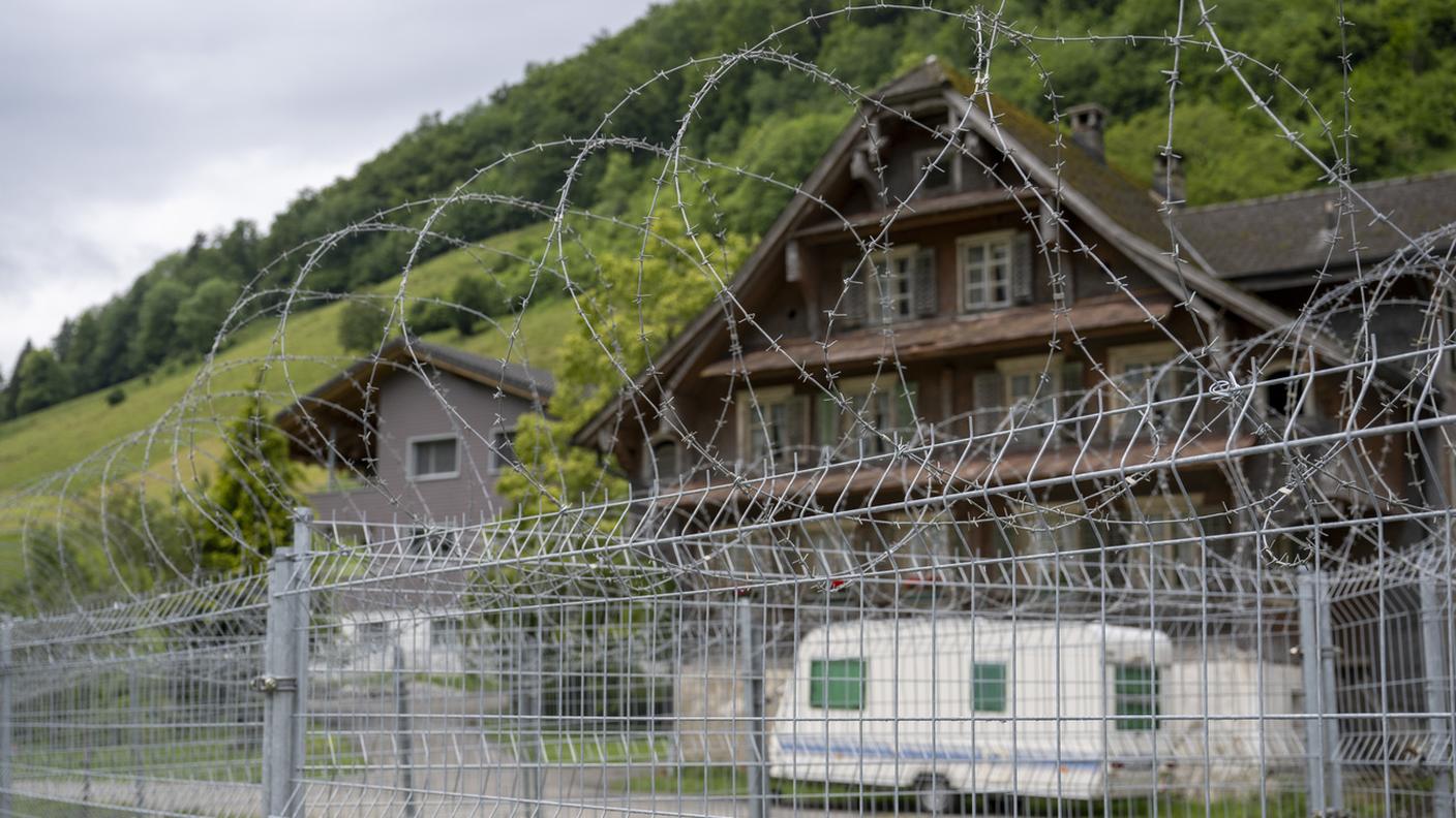 Filo spinato su panorama alpino