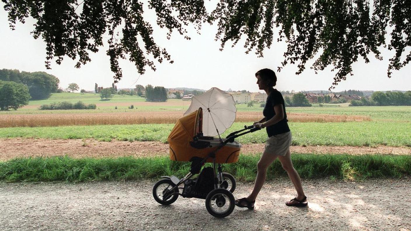 Ogni anno fra le 9’000 e le 12’000 giovani madri non tornano al lavoro, contro la loro volontà, dopo la nascita dei figli