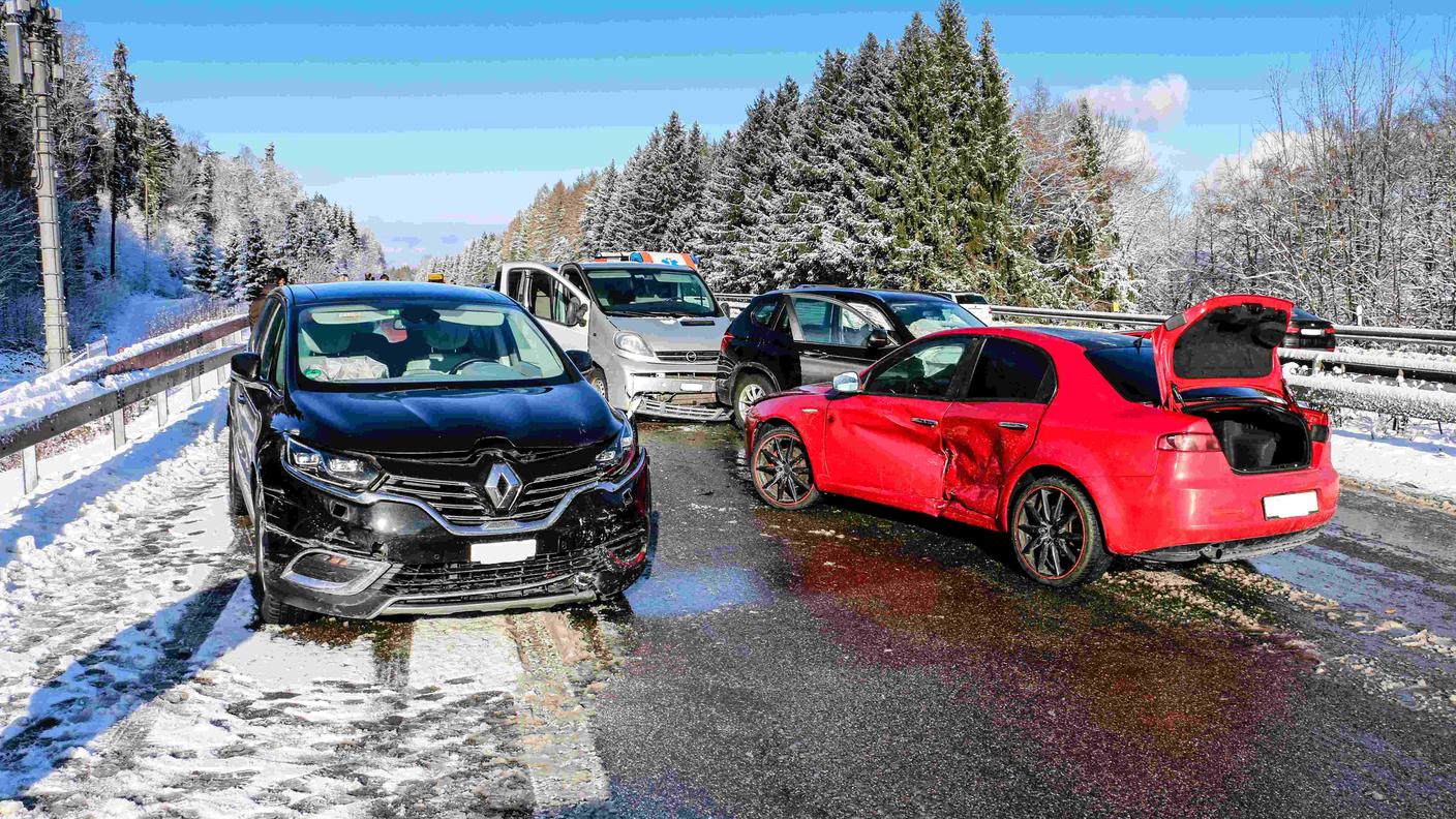 L'incidente avvenuto sull'A3 presso Thalwil ha visto coinvolte sei vetture