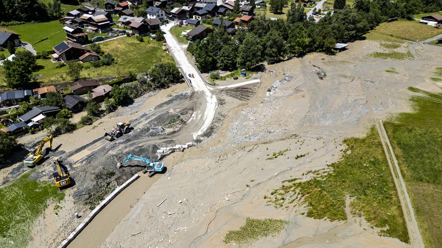 I lavori in corso sulla colata proveniente dal torrente Fregnoley vicino al fiume Dranse de Bagnes a Champsec