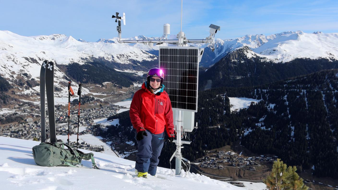 La ricercatrice SLF Pia Ruttner-Jansen davanti a una stazione di misurazione sopra Davos