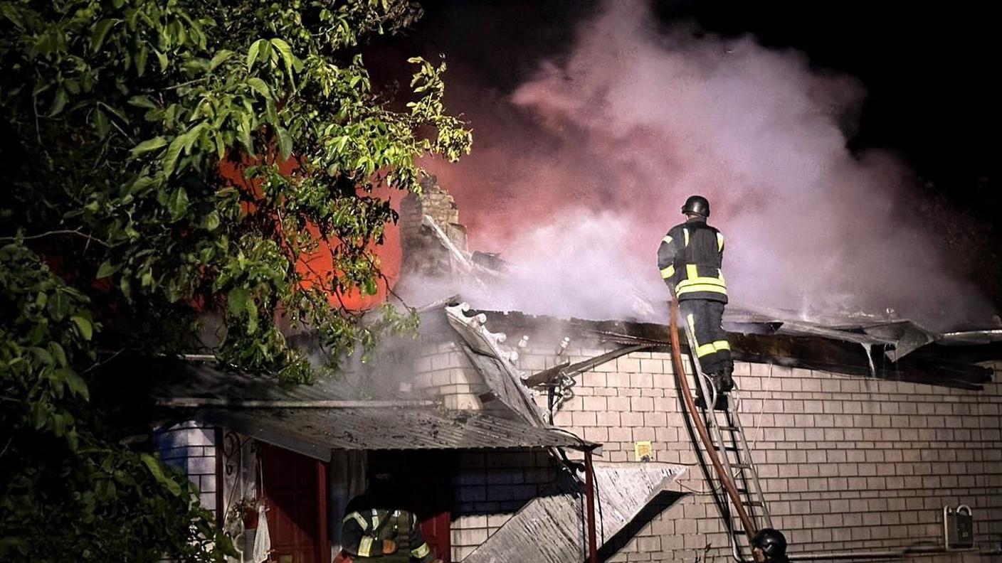 I pompieri ucraini intervengono per spegnere un incendio provocato da un drone russo abbattuto su un sobborgo di Kiev