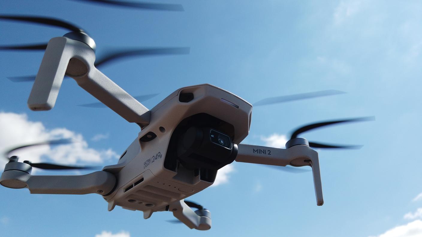 La polizia ha usato il video ripreso da un drone per calcolare la velocità del motociclista