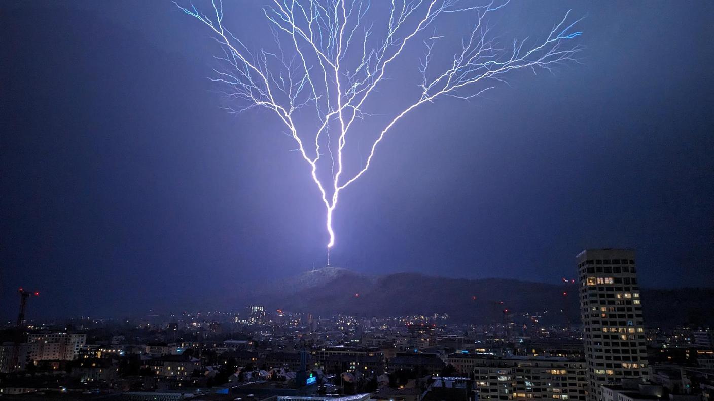 Un fulmine immortalato lunedì sopra l'Uetliberg, a Zurigo