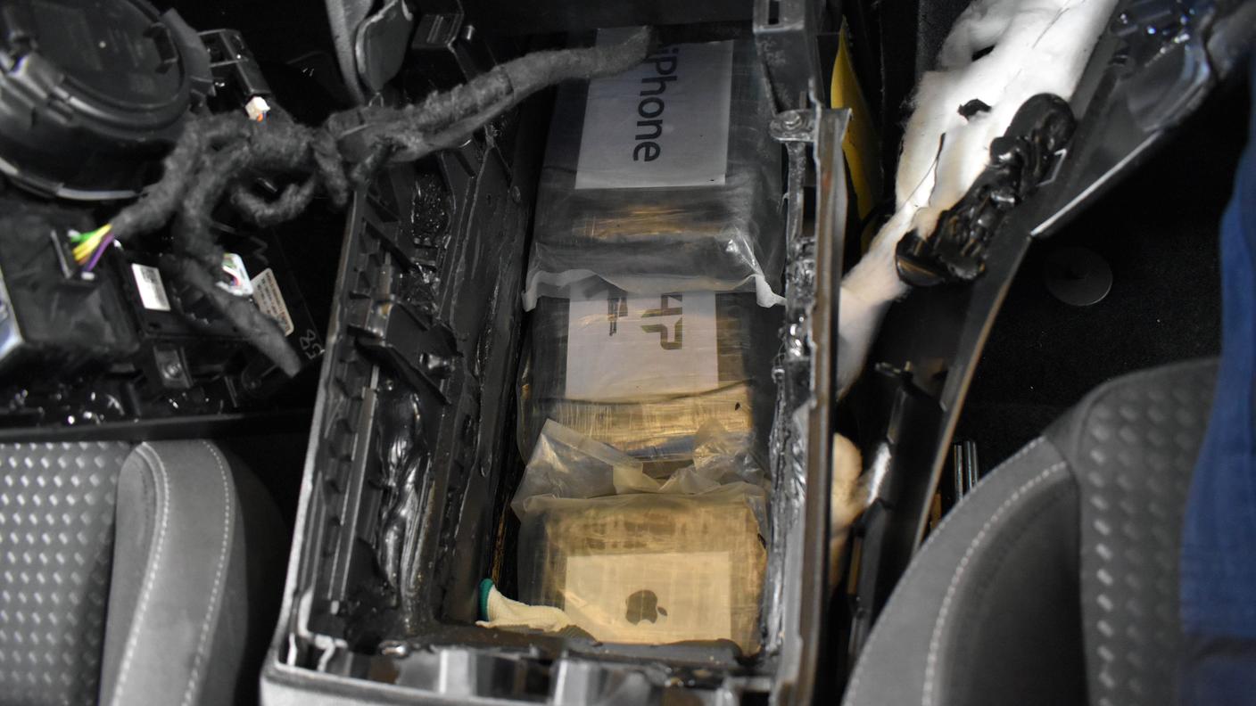 La droga nascosta in un ricettacolo ricavato nel tunnel centrale dell'automobile