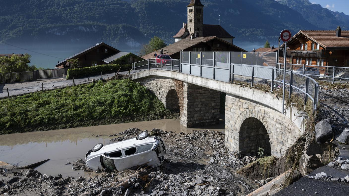 Il materiale che ha raggiunto la località ha danneggiato vetture, strade e infrastrutture