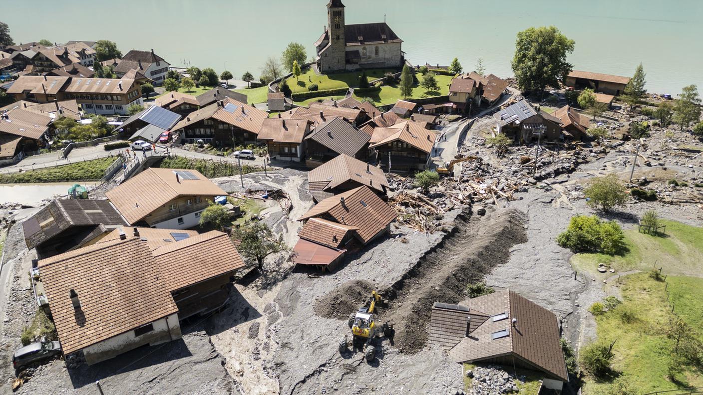 Brienz invasa da pietre e fango all'indomani della violenta tempesta del 12 agosto